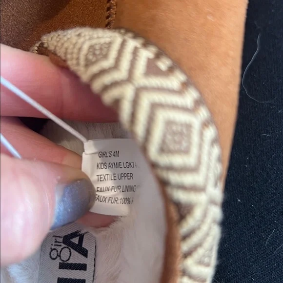 MIA girl Brown and Cream Fuzzy Slippers size 4. NWT! - Picture 11 of 12
